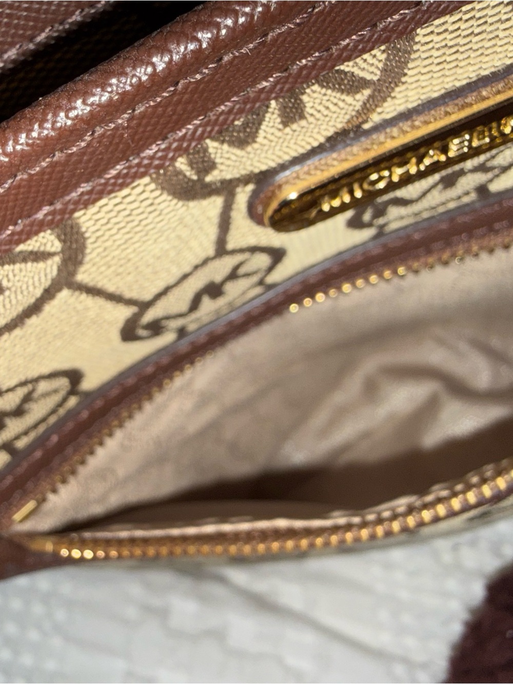 💥MOVING SALE💥Michael Kors Kempton Signature Large Pocket Crossbody. NWOT - Picture 7 of 13